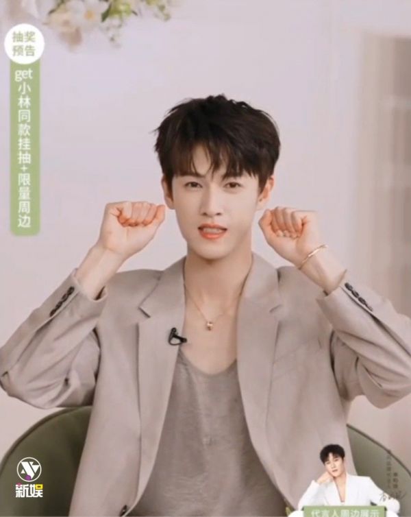 李昀锐直播变魔术失败,纸巾藏拳逗乐观众