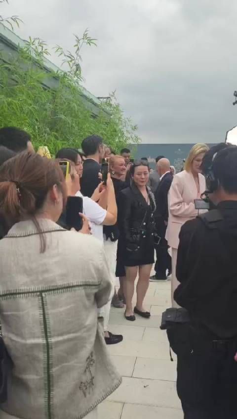 汤唯看着大魔王,好漂亮的皱纹