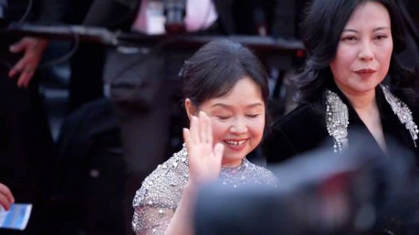自驾游阿姨苏敏与导演亮相戛纳红毯