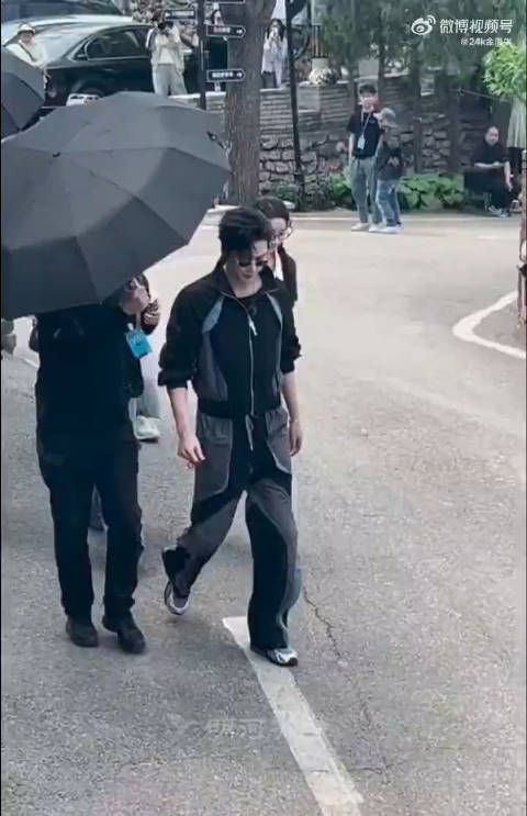 刘宇宁龚俊粉丝争偶像颜值,刘宇宁喊话别打起来