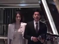 59岁郭富城方媛参加友人婚礼，老夫老妻牵手好恩爱，8年依旧甜蜜