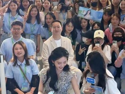 刘诗诗真是细心又贴心,特意为穿短裙的主持人挡住腿部