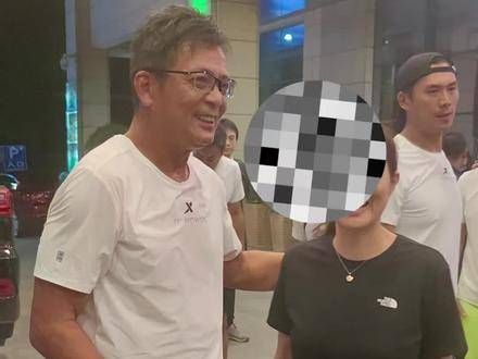 黄日华亲民现身,与路人聊天签名来者不拒