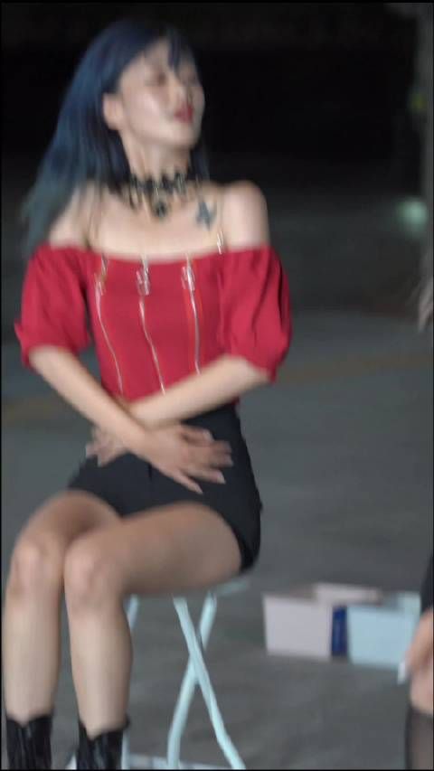 韩国女团小姐姐的街边路演,这首Rollin是真的很经典啊