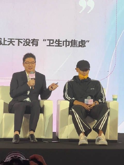 黄子韬感谢徐艺洋一遍遍试用卫生巾:“她是一个非常好的志愿者”