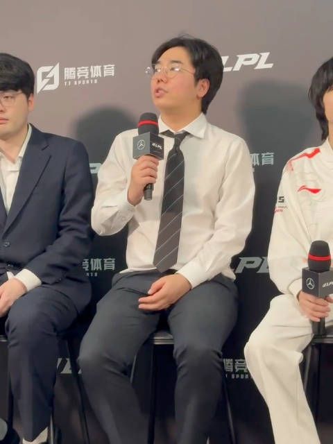 Q:今天赢下TT也是锁定了小组第一,有什么想对队员们说的话吗?