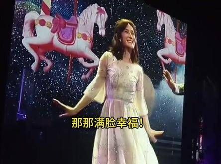 张杰在鸟巢演唱会上唱到令人动容!妻子谢娜惊喜现身支持,全场粉丝欢呼尖叫