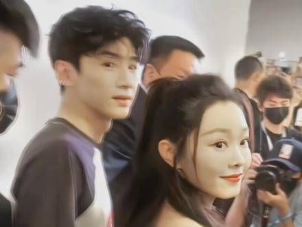 我在人声鼎沸的地方拥抱她