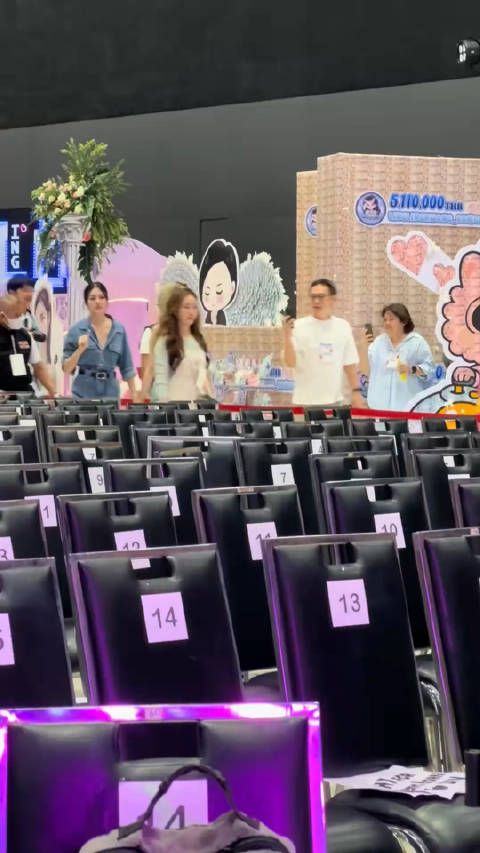 在爱人面前愿意低下头听她说话,看她笑,那种爱的感觉只有自己知道