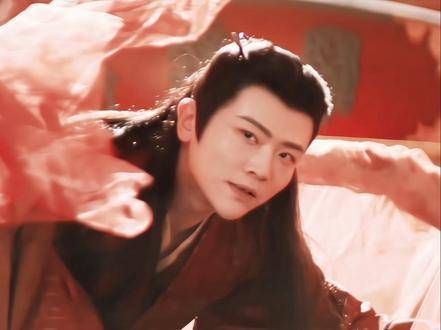 红衣与美人相得益彰