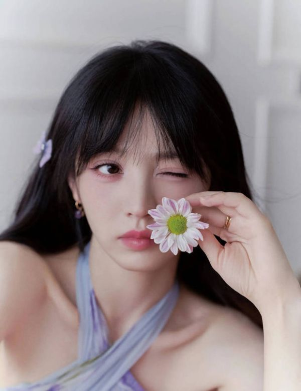 搜狐娱乐讯 5月19日，田曦薇晒出一组美照，照片中她穿紫色挂脖长裙韵味十足，微卷造型簪花甜美灵动。