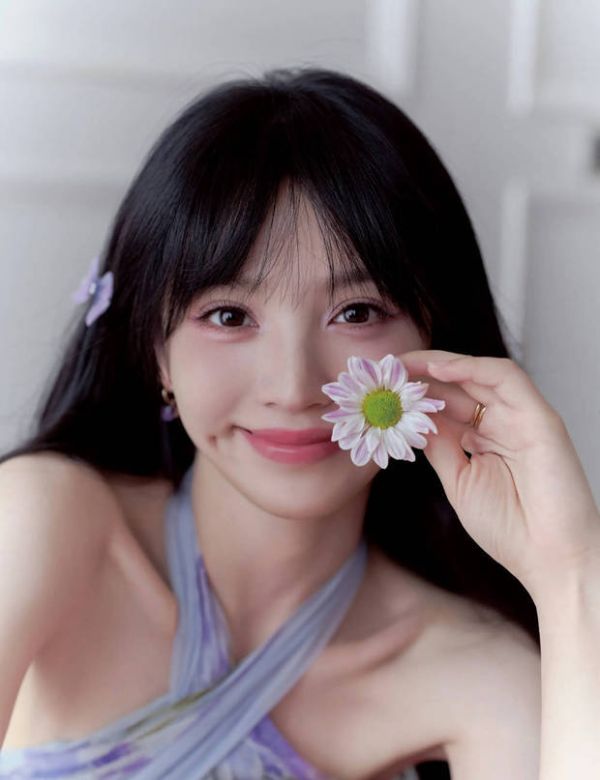 田曦薇对镜甜笑灵动可爱。