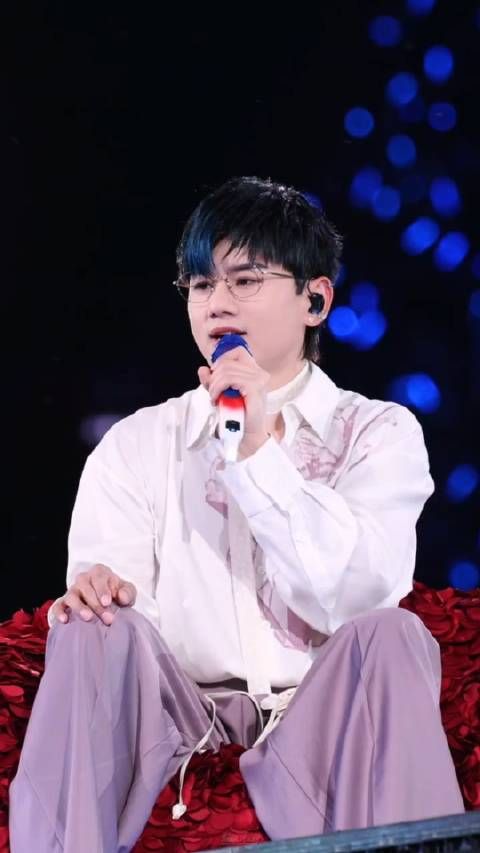 谁能扛住这炎炎夏日的炙烤和打工的疲惫?还好有演唱会!