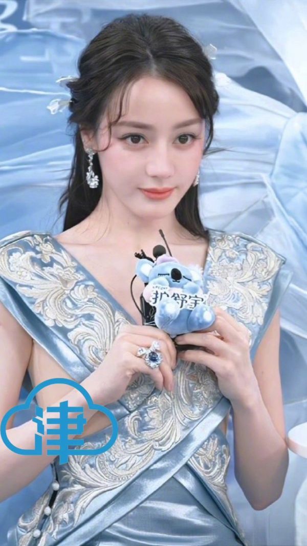 迪丽热巴直播穿闵塔鲨设计蓝色人鱼造型