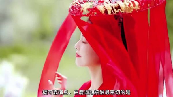 江边词韵,白鹿与李青月共吟,花如月相伴,诗意绵长
