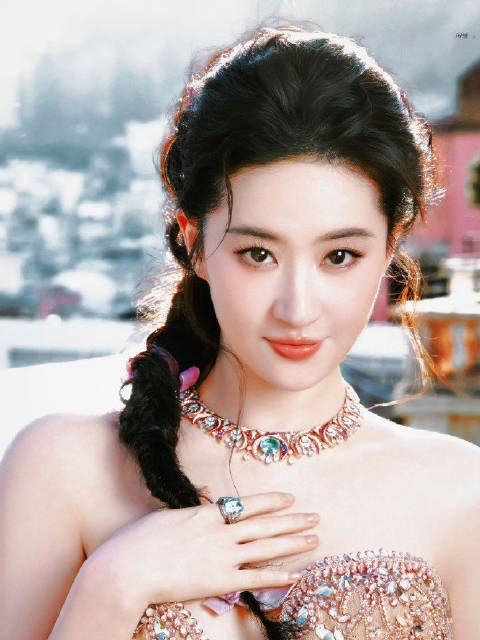 刘亦菲出席宝格丽晚宴获粉丝赠黄玫瑰