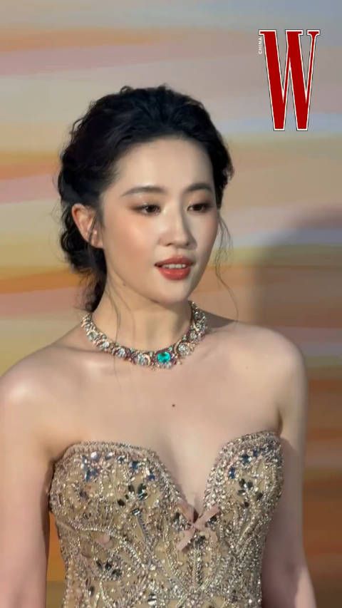 刘亦菲亮相宝格丽活动造型清新少女感十足