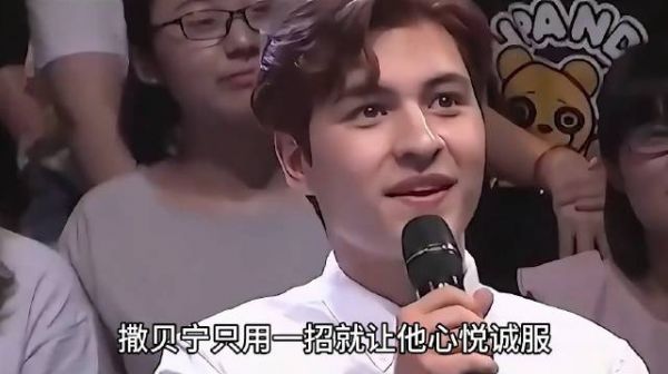 外国小伙质疑汉字不如英文好用,撒贝宁通过出题让他感受到汉字的魅力