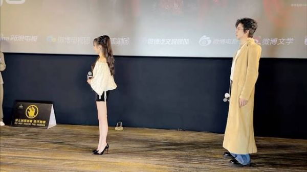 宋祖儿折腰活动跪地拍照,全员剧宣安利作品