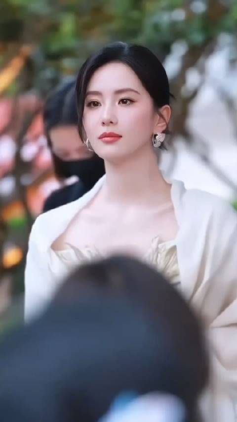 气质女神刘诗诗真是又美又飒,走起路来自信满满