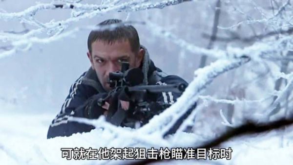 男人发现脚下有一颗地雷,可他却并没有告诉队友