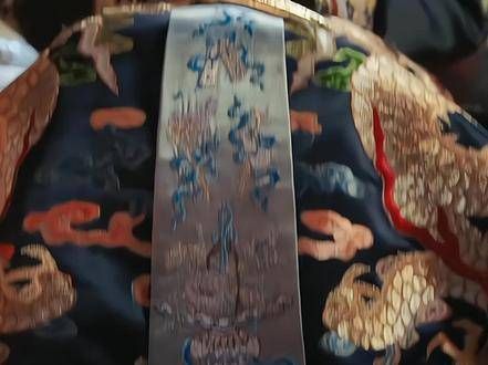在东方将晓未晓之时,月色与风霜交织成一幅画卷