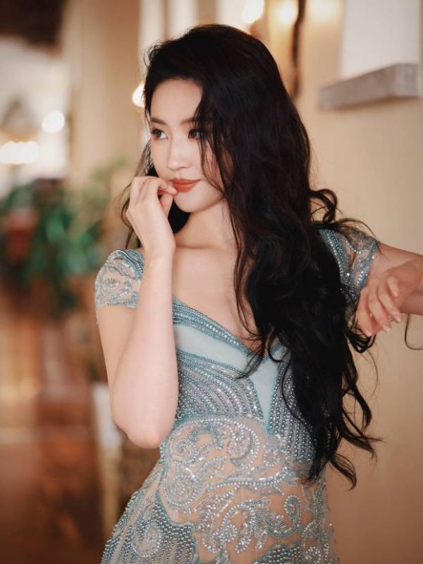 刘亦菲穿水蓝色长裙勾勒好身材。