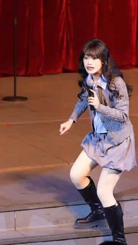 家人们,还有王法吗! 台下的观众竟对台上的女演员伸出咸猪手