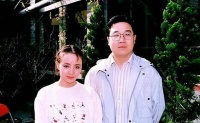 65岁英达晒北京别墅，家中藏品价值连城，老舍旧照与黄永玉画作现身！