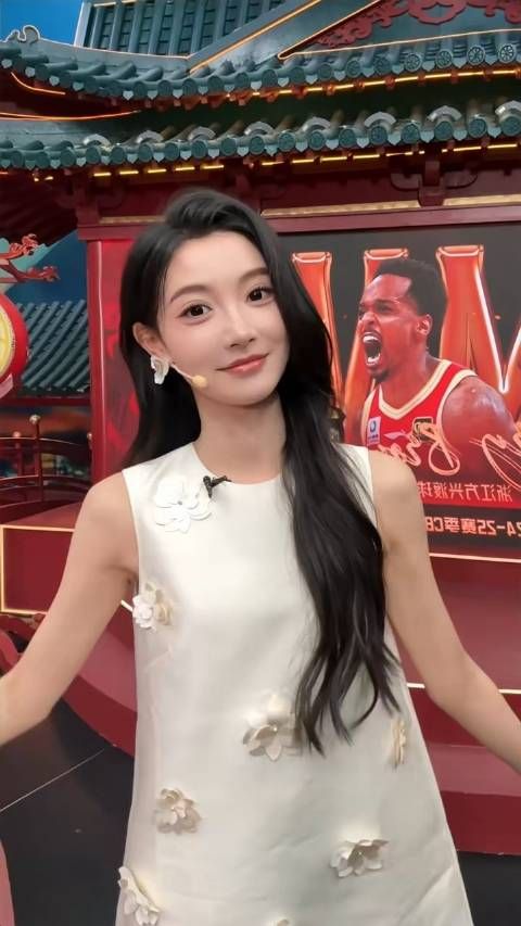 金佳悦在演播室录了段跳舞视频,郭艾伦乱入