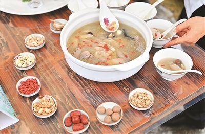 2024年10月19日，广西壮族自治区柳州市鹿寨县拉沟乡举办第三届药王节，通过药膳美食展示等活动，吸引游客前来体验游玩。图为当天，在拉沟乡木龙村五家屯，工作人员向游客展示现场制作的药膳美食。 黎寒池摄（新华社发）