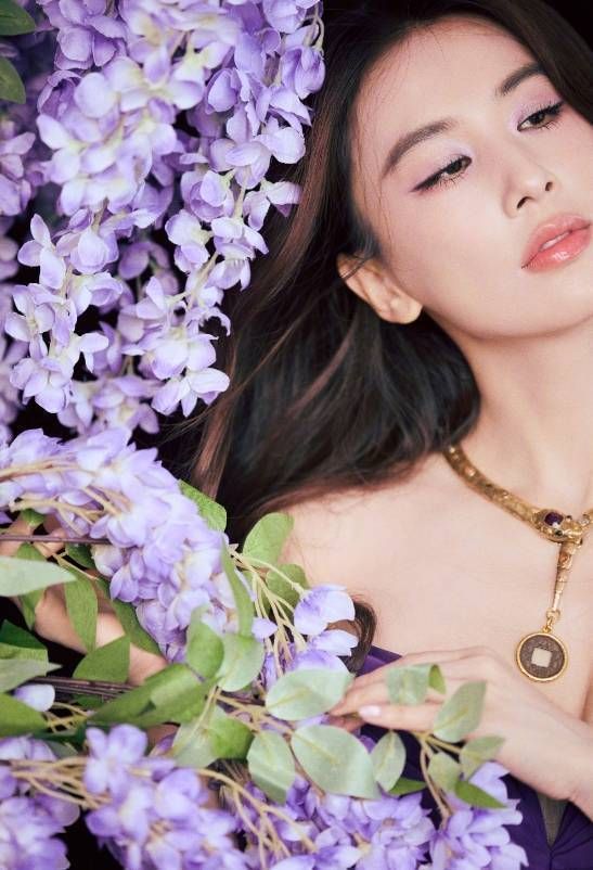 黄圣依与繁花合影，画面唯美。