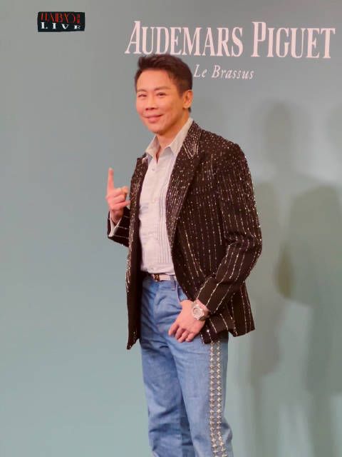 陶喆活动现场比手势,造型腕表吸睛
