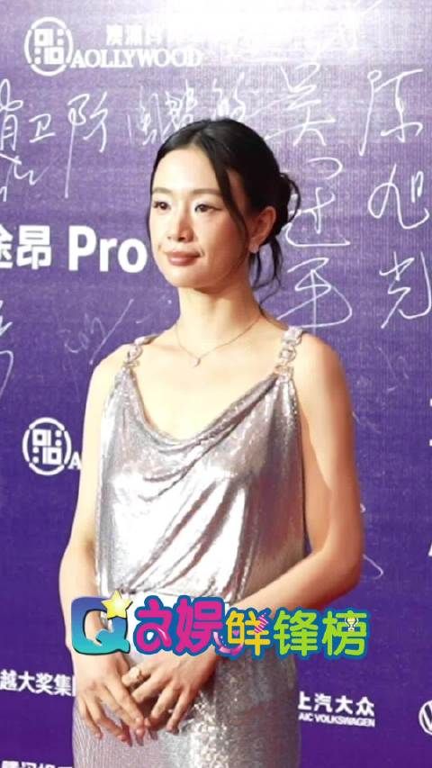 高开叉银色礼服亮相第五届红毯，这轻盈飘逸的礼服，少女感十足！