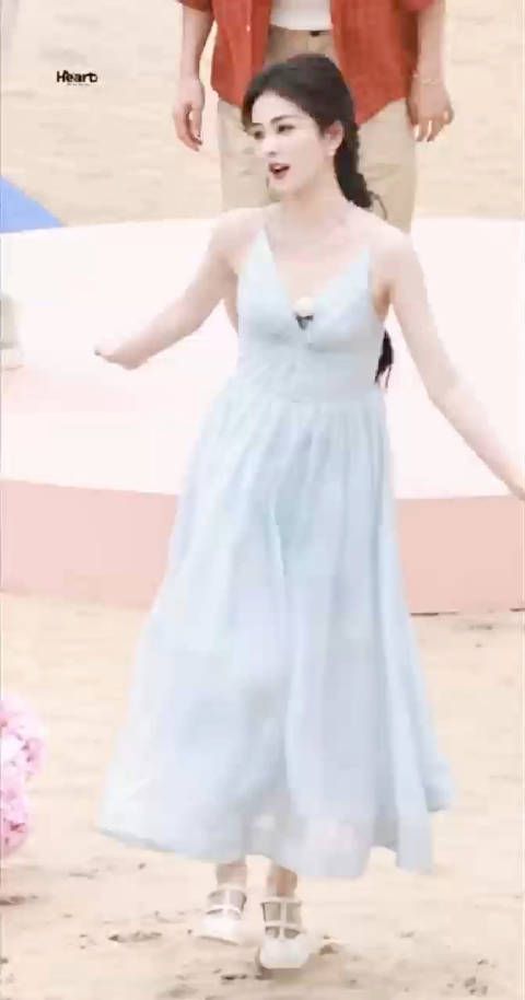 今天是蓝色吊带公主裙白鹿,蹦蹦跳跳的好可爱!