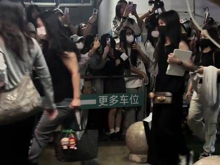 黄明昊路透造型惊艳亮相战至巅峰