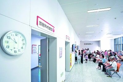 江苏南京市儿童医院内，患者和家属在候诊大厅等待。新华社发
