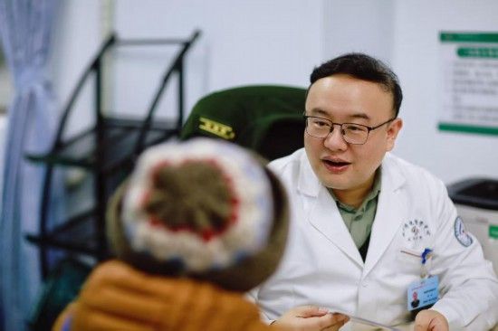 陆军军医大学陆军特色医学中心（大坪医院）甲状腺外科主任医师徐琰在接诊。新华社发