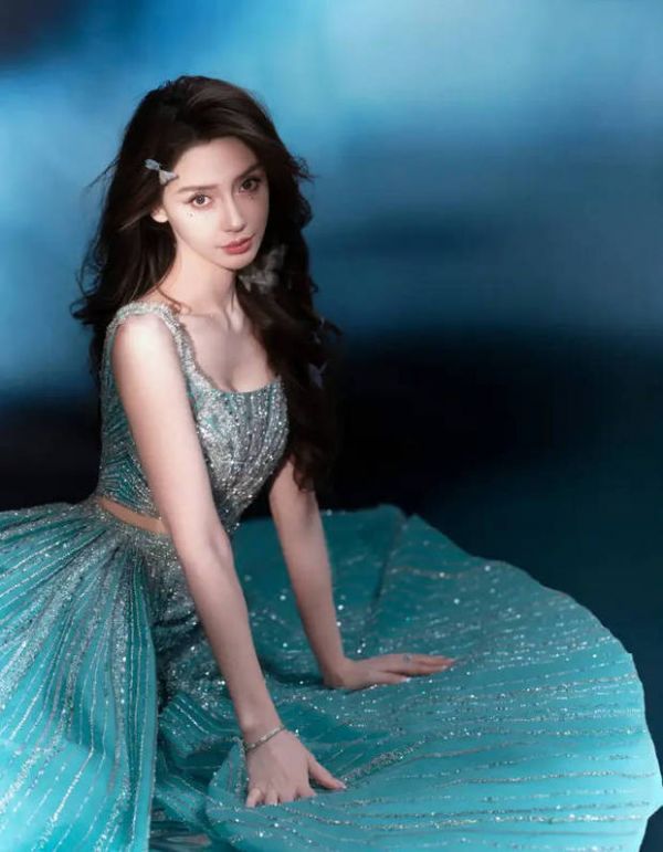 Angelababy脖颈线条完美。