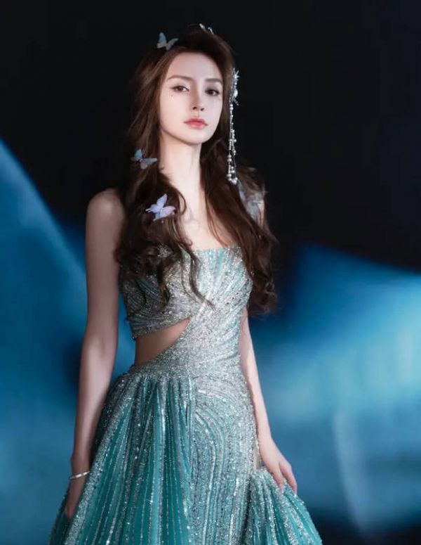 Angelababy腰身线条优美。