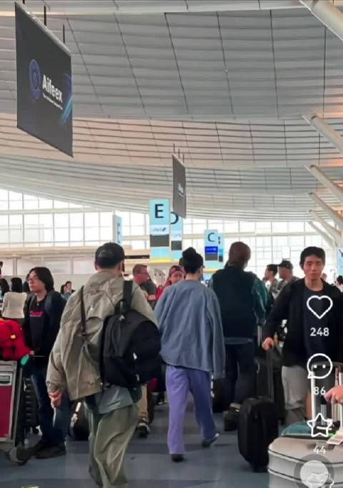 网友在东京机场偶遇王菲谢霆锋,王菲高白瘦,谢霆锋走在王菲身后