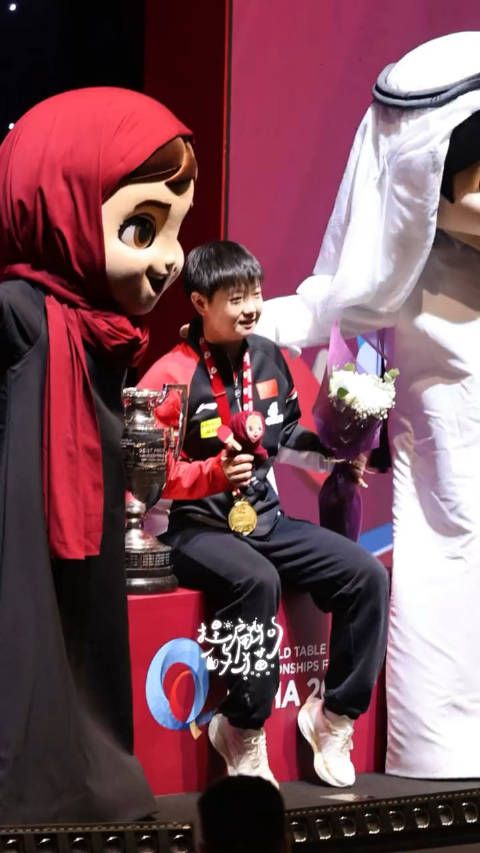 报告，这里有个小朋友比吉祥物还要萌 （cr.水印）