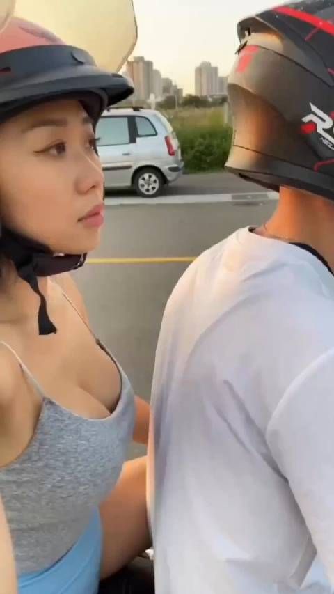 他是会骑摩托的!