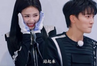 《奔跑吧》白鹿孟子义对决，王鹤棣偏爱太明显，互动引热议