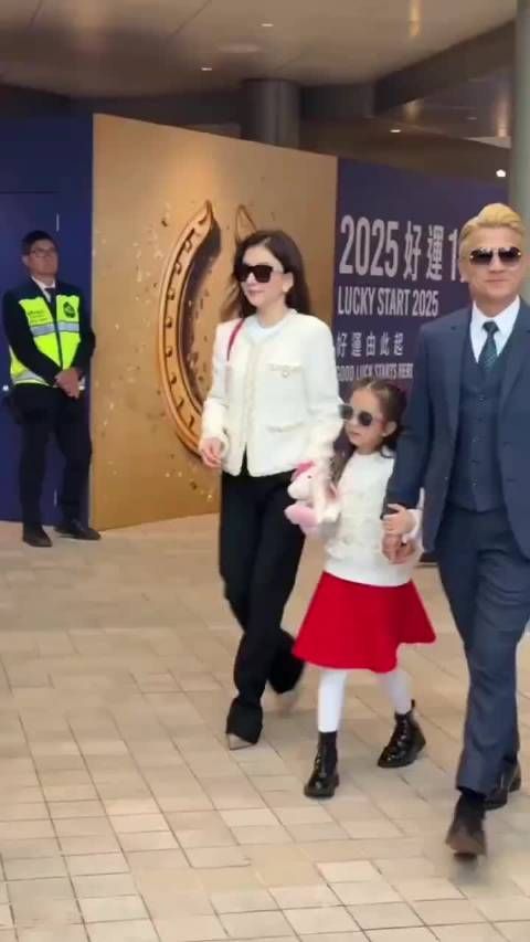 59岁郭富城和妻女看赛马,方媛打扮贵气,孕味好浓,疑似怀了三胎!