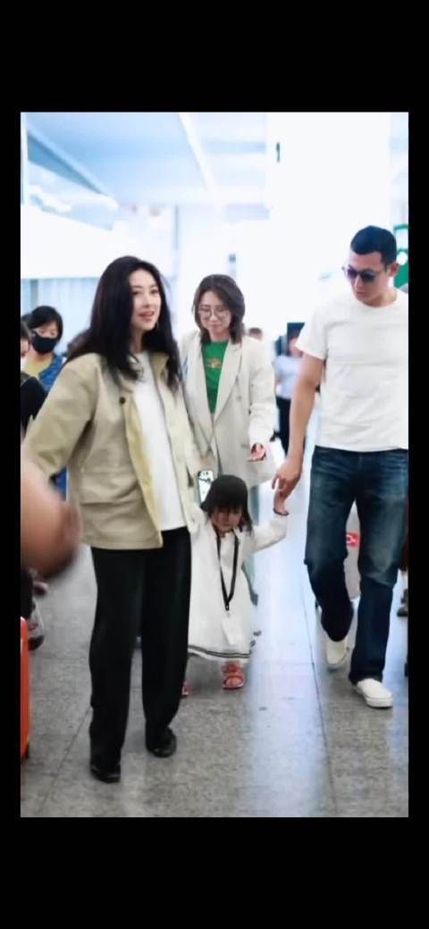 朱珠夫妇携4岁女儿现身机场,王珠宝活泼好动