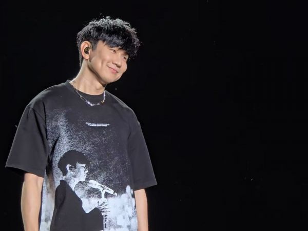 林俊杰香港演唱会意外:伴舞失足升降台,他中断演唱上演紧急搀扶