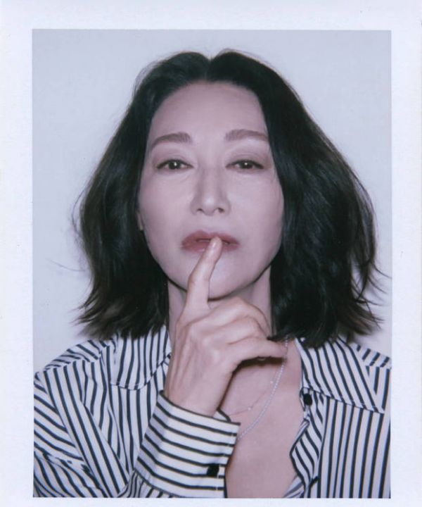 惠英红抬头拍照气场十足。