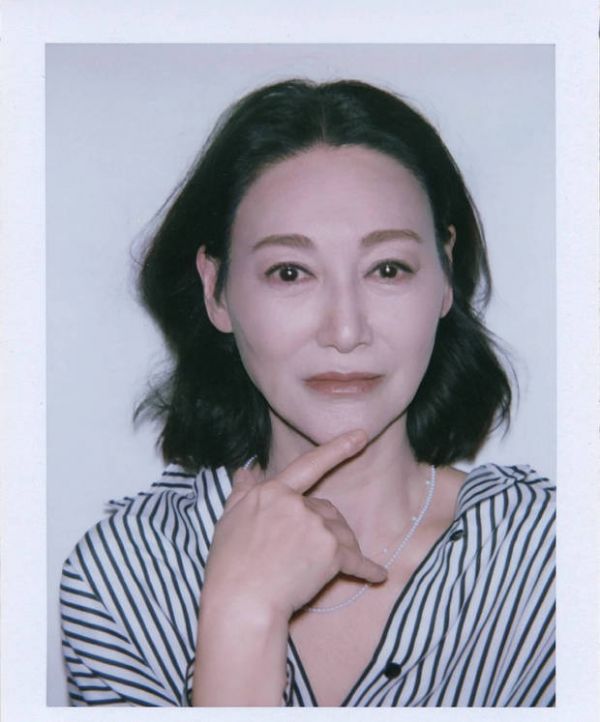 惠英红气质出众。