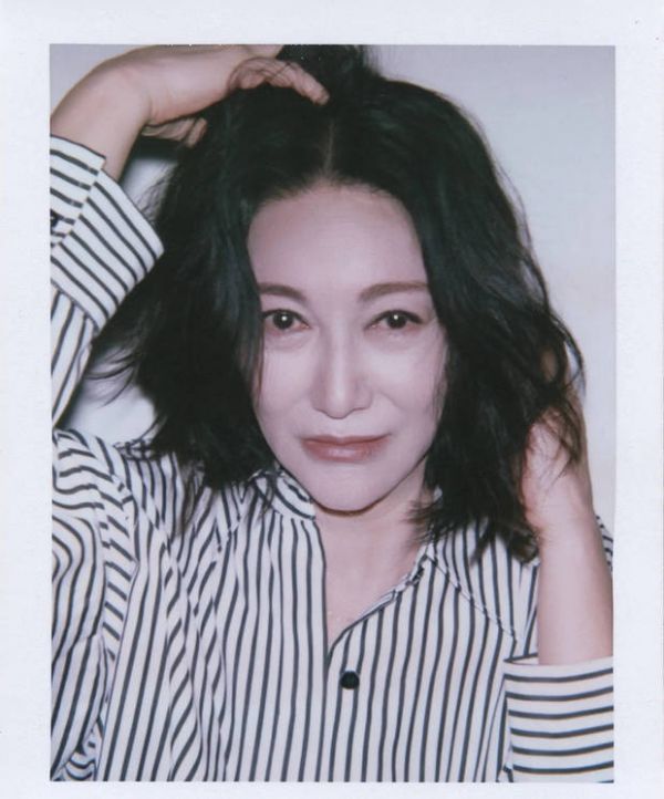 惠英红眼神深邃。